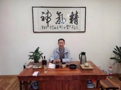 热烈祝贺著名中医专家一一彭福寿同志担任世界中医药协会专业委员会会长！ 杏林施妙手，仁心铸医魂！新时代新天地中国浩然正气歌已升起用！