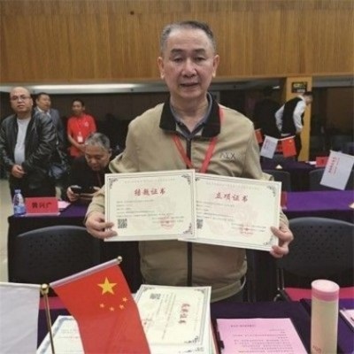 热烈祝贺著名中医专家一一彭福寿同志担任世界中医药协会专业委员会会长！ 杏林施妙手，仁心铸医魂！新时代新天地中国浩然正气歌已升起用！