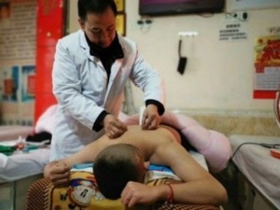 热烈祝贺著名中医专家一一彭福寿同志担任世界中医药协会专业委员会会长！ 杏林施妙手，仁心铸医魂！新时代新天地中国浩然正气歌已升起用！