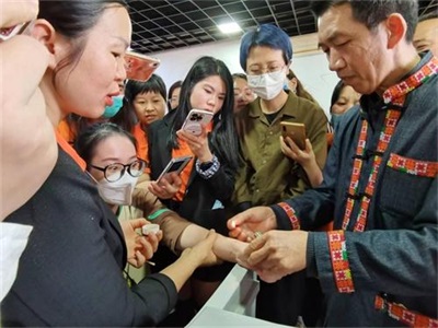 金秀瑶族灯草灸疗法 瑶医药非物质文化遗产传承人---赵衷 民