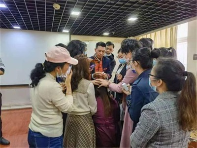 金秀瑶族灯草灸疗法 瑶医药非物质文化遗产传承人---赵衷 民