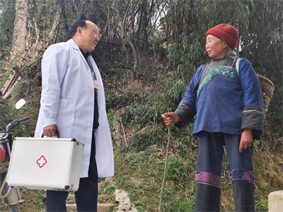 学习两会精神 争做新时代楷模 符忠来走进黄金村健康服务