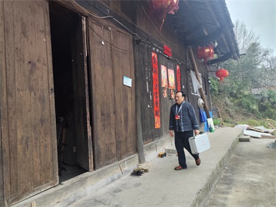 学习两会精神 争做新时代楷模 符忠来走进黄金村健康服务