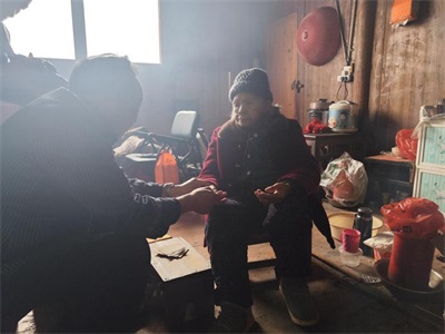 学习两会精神 争做新时代楷模 符忠来走进黄金村健康服务