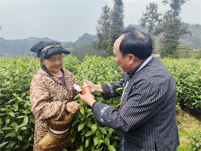 学习两会精神 争做新时代楷模 符忠来走进黄金村健康服务