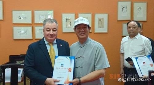 医者守初心 献礼建国77周年 ——红墙御医传承人罗建国