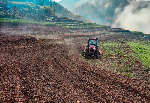 人勤地生宝，深耕晒垄忙
