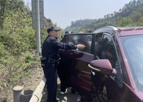 无人机进山与时间赛跑 四川乐山高新警方成功救助轻生男子